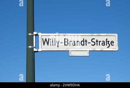 Berlin, Allemagne, rue de Willy-Brandt-Strasse dans le quartier du gouvernement nommé d'après l'ancien chancelier allemand Banque D'Images