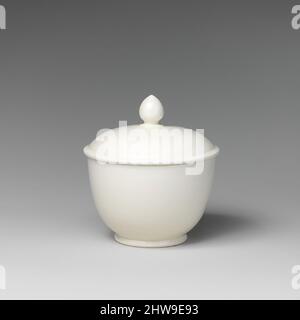 Art inspiré par le bol à sucre miniature avec couvercle (partie d'un ensemble), env. 1800, British, Creamware, hauteur (avec couvercle) : 3 po. (7,6 cm), céramique-poterie, oeuvres classiques modernisées par Artotop avec une touche de modernité. Formes, couleur et valeur, impact visuel accrocheur sur l'art émotions par la liberté d'œuvres d'art d'une manière contemporaine. Un message intemporel qui cherche une nouvelle direction créative. Artistes qui se tournent vers le support numérique et créent le NFT Artotop Banque D'Images