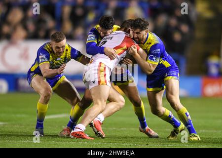 Warrington, Royaume-Uni. 04th mars 2022. Warrington, Royaume-Uni. 04th mars 2022. Tom Davies #2 de Catalans Dragons est abordé par Gareth Widdop #6, Ben Currie #11 et Toby King #4 de Warrington Wolves à Warrington, Royaume-Uni, le 3/4/2022. (Photo par SW photo via/News Images/Sipa USA) crédit: SIPA USA/Alay Live News crédit: SIPA USA/Alay Live News Banque D'Images