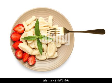 Assiette avec savoureux boulettes paresseuses, fraise et fourchette sur fond blanc Banque D'Images