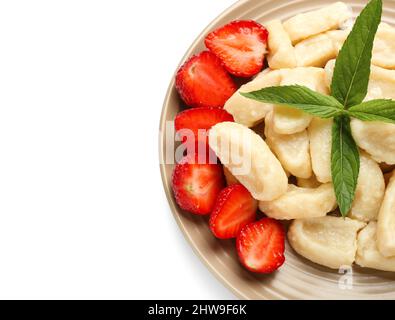 Assiette avec délicieux boulettes paresseuses et fraise sur fond blanc, gros plan Banque D'Images