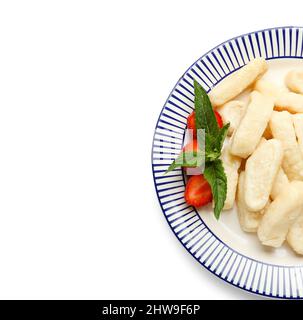 Assiette avec délicieux boulettes paresseuses et fraise sur fond blanc, gros plan Banque D'Images