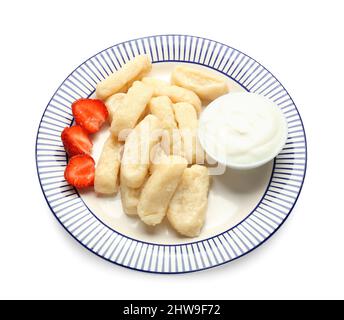 Assiette avec délicieux boulettes paresseuses, fraises et crème sure sur fond blanc Banque D'Images