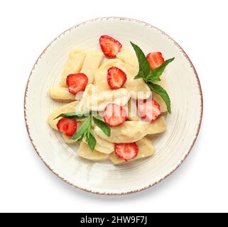 Assiette avec délicieux boulettes paresseuses, menthe et fraise sur fond blanc Banque D'Images