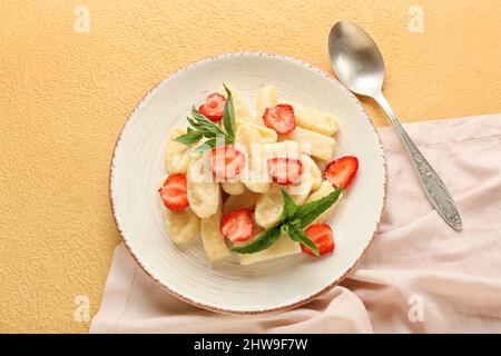 Assiette de délicieux boulettes paresseuses avec fraise sur fond de couleur Banque D'Images