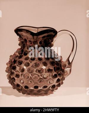 Art inspiré par Hobnail Creamer, après 1886, fabriqué à Wheeling, Virginie occidentale, États-Unis, Américain, canneberge pressée et verre incolore, H. 4 po. (10,2 cm), Glass, probablement Hobbs, Brockunier and Company (1863–1891, oeuvres classiques modernisées par Artotop avec une touche de modernité. Formes, couleur et valeur, impact visuel accrocheur sur l'art émotions par la liberté d'œuvres d'art d'une manière contemporaine. Un message intemporel qui cherche une nouvelle direction créative. Artistes qui se tournent vers le support numérique et créent le NFT Artotop Banque D'Images