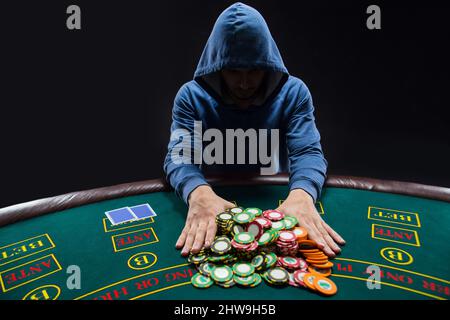 Joueur de poker va tout en poussant ses jetons vers l'avant Banque D'Images