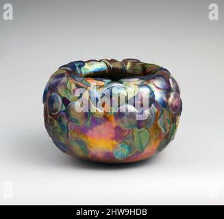 Art inspiré par Bowl, 1898–1902, fabriqué à New York, New York, États-Unis, américain, émail sur cuivre, 6 1/8 x 9 1/2 x 9 1/2 po (15,6 x 24,1 x 24,1 cm), Métal, Tiffany Glass and Decorating Company (American, 1892–1902), au cours de la 1890s, Tiffany a expérimenté une variété de, œuvres classiques modernisées par Artotop avec un peu de modernité. Formes, couleur et valeur, impact visuel accrocheur sur l'art émotions par la liberté d'œuvres d'art d'une manière contemporaine. Un message intemporel qui cherche une nouvelle direction créative. Artistes qui se tournent vers le support numérique et créent le NFT Artotop Banque D'Images