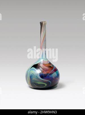 Art inspiré par vase, 1893–96, fabriqué à Queens, New York, New York, États-Unis, American, Favrile Glass, H. 5 5/8 in. (14,3 cm), Glass, Tiffany Glass and Decorating Company (American, 1892–1902), le vase compact, avec ses teintes marbrées de bleus, de violets, de verts et de rouges, est, Œuvres classiques modernisées par Artotop avec une touche de modernité. Formes, couleur et valeur, impact visuel accrocheur sur l'art émotions par la liberté d'œuvres d'art d'une manière contemporaine. Un message intemporel qui cherche une nouvelle direction créative. Artistes qui se tournent vers le support numérique et créent le NFT Artotop Banque D'Images