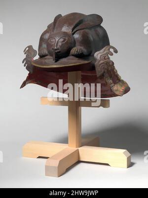 Art inspiré par Helmet en forme de lapin accroupi, 17th siècle, japonais, fer, laque, argent, or, cuir, soie, 7 x 14 po (17,8 x 35,6 cm), casques, oeuvres classiques modernisées par Artotop avec une touche de modernité. Formes, couleur et valeur, impact visuel accrocheur sur l'art émotions par la liberté d'œuvres d'art d'une manière contemporaine. Un message intemporel qui cherche une nouvelle direction créative. Artistes qui se tournent vers le support numérique et créent le NFT Artotop Banque D'Images