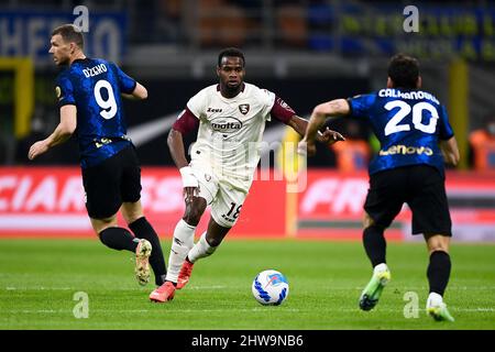 Milan, Italie. 04 mars 2022. Lassana Coulibaly, de l'US Salernitana, est défiée par Edin Dzeko et Hakan Calhanoglu du FC Internazionale lors du match de football entre le FC Internazionale et l'US Salernitana. Credit: Nicolò Campo/Alay Live News Banque D'Images