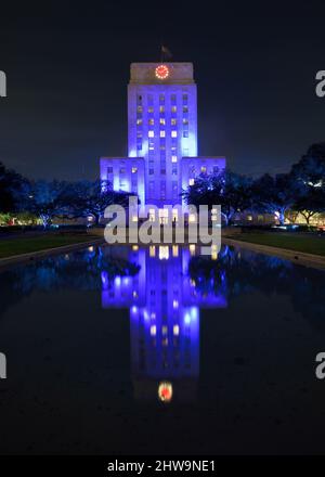 Hôtel de ville la nuit avec réflexion dans la piscine à réflexion au 901 Bagby Street à Houston, Texas Banque D'Images