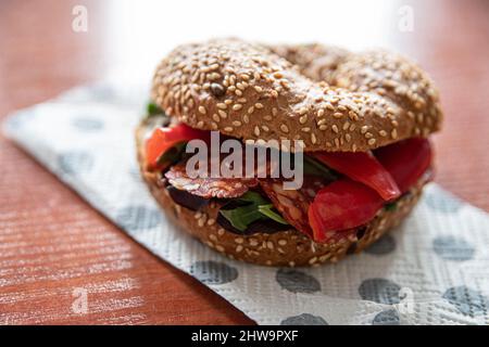 Délicieux déjeuner au travail, délicieux sandwich avec salami Banque D'Images