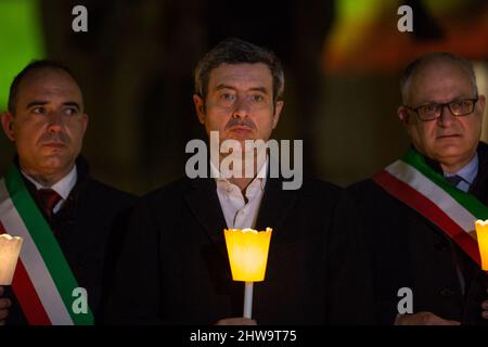 Rome, Italie. 04th mars 2022. Andrea Orlando, ministre du travail italien, assiste à la veillée aux chandelles sur la Piazza del Campidoglio, hôtel de ville de Rome. Cette vigile a été organisée par le maire de Rome, Roberto Gualtieri, et soutenue par plusieurs autres maires italiens pour montrer leur soutien et leur solidarité au peuple ukrainien et pour appeler à une paix immédiate en Ukraine. La guerre contre l'Ukraine - et l'invasion russe qui en a résulté - a été déclarée tôt le matin du 24th février par le Président de la Fédération de Russie, Vladimir Poutine. Banque D'Images