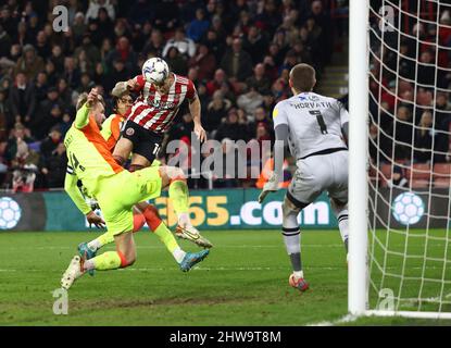 Sheffield, Royaume-Uni, 4th mars 2022. Billy Sharp, de Sheffield Utd, est à la tête du premier but du championnat Sky Bet à Bramall Lane, Sheffield. Crédit photo à lire: Darren Staples / Sportimage crédit: Sportimage / Alay Live News Banque D'Images