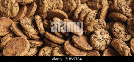 Tas de petits gâteaux fraîchement cuits avec des chips de chocolat Banque D'Images