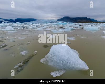 Vue aérienne de l'énorme glacier Svinafellsjokull en Islande et de son lagon causé par le réchauffement climatique Banque D'Images