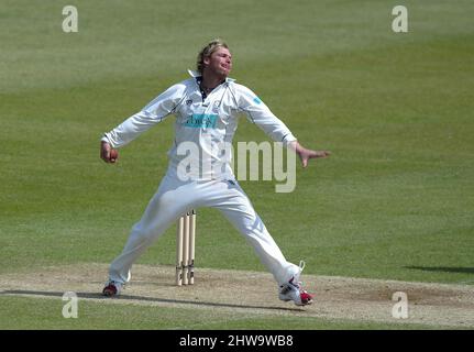 Hampshires Shane Warne bowling le terrain de comté Hove aujourd'hui contre Sussex Banque D'Images