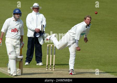 Michael Yardy regarde les Hampshires Shane Warne Bowling contre Sussex à Hove aujourd'hui 13/04/2005. Banque D'Images