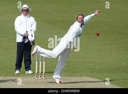 Hampshires Shane Warne Bowling contre Sussex à Hove aujourd'hui 13/04/2005. Banque D'Images