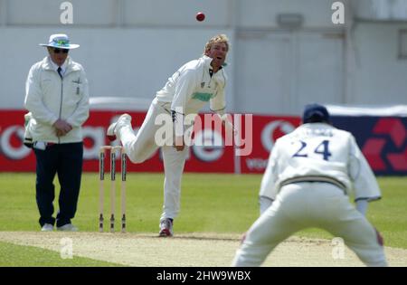 Shane Warne Bowling à Hove pour les Hampshires dans là County Championship match contre Sussex aujourd'hui 13/04/2005. Banque D'Images