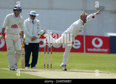 Shane Warne Bowling à Hove pour les Hampshires dans là County Championship match contre Sussex aujourd'hui 13/04/2005. Banque D'Images