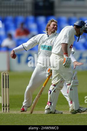 Shane Warne Bowling à Hove pour les Hampshires dans là County Championship match contre Sussex aujourd'hui 13/04/2005. Banque D'Images