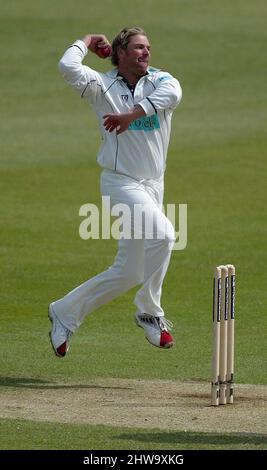 Hampshires Shane Warne bowling le terrain de comté Hove aujourd'hui contre Sussex Banque D'Images