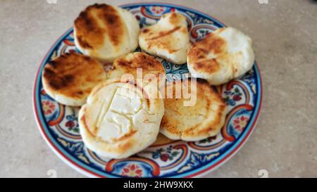 Gros plan de crêpes au fromage cottage sur l'assiette Banque D'Images