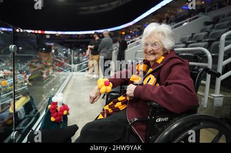 St. Louis, États-Unis. 04th mars 2022. Sœur Jean, l'aumônier de 102 ans de l'équipe de basket-ball masculine Loyola Ramblers de l'Université Loyola, présente ses ballons jaunes et rouges avant le début du tournoi de basket-ball de la Missouri Valley Conference contre les Braves Bradley au Enterprise Center de St. Louis le vendredi 4 mars 2022. Photo par Bill Greenblatt/UPI crédit: UPI/Alay Live News Banque D'Images