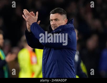 Sheffield, Royaume-Uni, 4th mars 2022. Paul Heckingbottom, directeur de Sheffield Utd, applaudit les fans lors du match du championnat Sky Bet à Bramall Lane, Sheffield. Crédit photo devrait se lire: Andrew Yates / Sportimage crédit: Sportimage / Alay Live News Banque D'Images