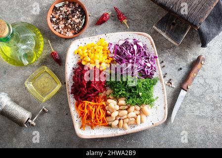 salade avec légumes sur l'assiette, nourriture de régime Banque D'Images