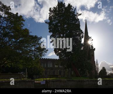 Église anglicane St Mary's Astbury, près de Congleton, avec tour séparée et bâtiment principal à Cheshire, en Angleterre Banque D'Images