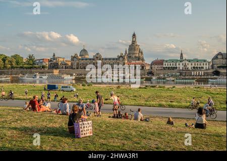 Les habitants de la région apprécient le crépuscule à l'Elbe en face de la ligne d'horizon de Dresde, Saxe, Allemagne Banque D'Images