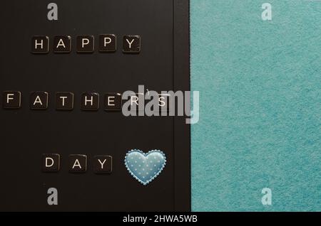 joyeux vœux de père sur un tableau noir décoré de coeur bleu Banque D'Images