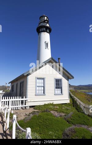 Portrait vertical de la station lumineuse historique de Pigeon point. Phare le plus haut sur la US West Coast Coastal Highway State route 1 et California State Park Banque D'Images