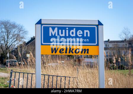 Nom du lieu signe de Muiden, municipalité de Gooise Meren, pays-Bas. Signe ci-dessous dit Bienvenue (néerlandais: Welkom). Banque D'Images