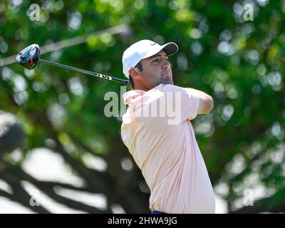 Orlando, Floride, États-Unis. 4th mars 2022. Scottie Scheffler des États-Unis sur le tee 1st au cours de l'action de golf ronde 2nd de l'Arnold Palmer Invitational présenté par Mastercard tenue au Arnold Palmer's Bay Hill Club & Lodge à Orlando, FL. Roméo T Guzman/CSM/Alamy Live News Banque D'Images