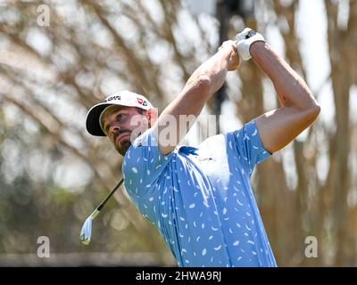 Orlando, Floride, États-Unis. 4th mars 2022. Kevin Tway des États-Unis sur le tee 10th pendant l'action de golf de ronde 2nd de l'Arnold Palmer Invitational présenté par Mastercard tenu au Arnold Palmer's Bay Hill Club & Lodge à Orlando, FL. Roméo T Guzman/CSM/Alamy Live News Banque D'Images