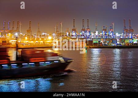 Navire à conteneurs sur Norderelbe devant des grues au terminal à conteneurs Burchardkai la nuit, Port de Hambourg, Allemagne, Hambourg Banque D'Images