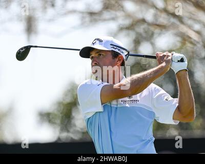 Orlando, Floride, États-Unis. 4th mars 2022. Kevin Kisner, des États-Unis, sur le tee-shirt 10th pendant l'action de golf de la ronde 2nd d'Arnold Palmer Invitational présenté par Mastercard tenu au Arnold Palmer's Bay Hill Club & Lodge à Orlando, FL. Roméo T Guzman/CSM/Alamy Live News Banque D'Images