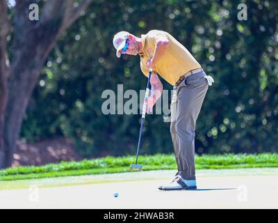 Orlando, Floride, États-Unis. 4th mars 2022. Adam Scott, d'Australie, birdies 1 au cours de l'action de golf 2nd Round de l'Arnold Palmer Invitational présenté par Mastercard tenue au Arnold Palmer's Bay Hill Club & Lodge à Orlando, FL. Roméo T Guzman/CSM/Alamy Live News Banque D'Images