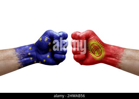 Deux mains poinçonner l'une à l'autre sur fond blanc. Les drapeaux de pays ont peint les poings, le concept de crise de conflit entre l'Union européenne et le kirghizistan Banque D'Images