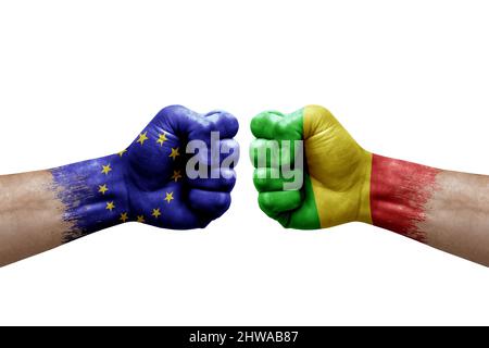 Deux mains poinçonner l'une à l'autre sur fond blanc. Drapeaux de pays peint les poings, le concept de crise de conflit entre l'Union européenne et le mali Banque D'Images