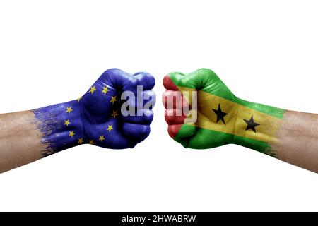 Deux mains poinçonner l'une à l'autre sur fond blanc. Drapeaux de pays peints poings, conflit concept de crise entre l'Union européenne et sao tome et princ Banque D'Images