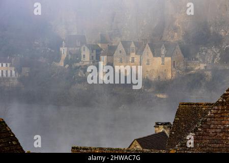 Un matin d'hiver froid, le brouillard qui émanait de la Dordogne créa une atmosphère mystérieuse qui contrastait avec le soleil qui commençait Banque D'Images