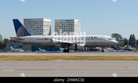 Aéroport John Wayne, Santa Ana : United Airlines Airbus A320A320-232 immatriculé N456UA a montré la circulation au sol. Banque D'Images