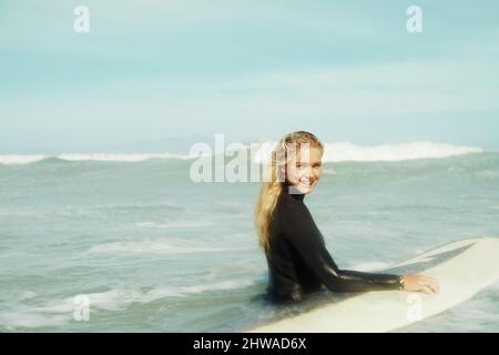 Des vagues. Une femme surfeuse dans l'océan. Banque D'Images