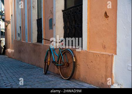Le vieux vélo se trouve sur une rue pavée ancienne le long d'une route de la ville dans le vieux San Juan. Banque D'Images