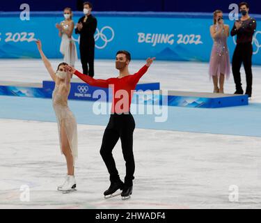 Pékin, Hebei, Chine. 14th févr. 2022. Les médaillés d'or Gabriella Papadakis et Guillaume Cizeron (FRA), les médaillés d'argent Victoria Sinitsina et Nikita Katsalapov (ROC), g, et les médaillés de bronze Madison Hubbell et Zachary Donohue (Etats-Unis) après la danse libre mixte sur glace pendant les Jeux Olympiques d'hiver de Beijing 2022 au stade Capital Indoor. (Image de crédit : © David G. McIntyre/ZUMA Press Wire) Banque D'Images